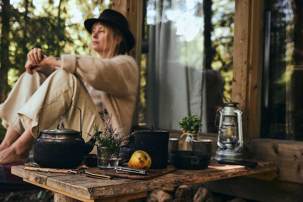 Yoga, vandring i skogen og blkos